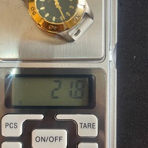Reloj Guess de Dama Deportivo con Bisel Dorado y Correa Blanca - imagen 7