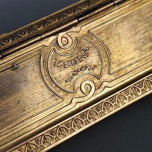 Caja de Perfume Francés "Esora" en Metal Dorado con Interior de Terciopelo - imagen 6