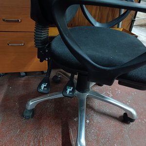 Silla de Oficina Giratoria Tapizada en Tela Negra con Base de Aluminio - imagen 2