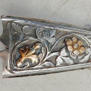 Elegante Boquilla de Tabaco "FALCHA" en Metal Cincelado con Apliques Dorados - imagen 2