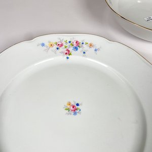 Dos Piezas de Porcelana Checa con Decoración Floral: Centro y Bandeja Redonda - imagen 4