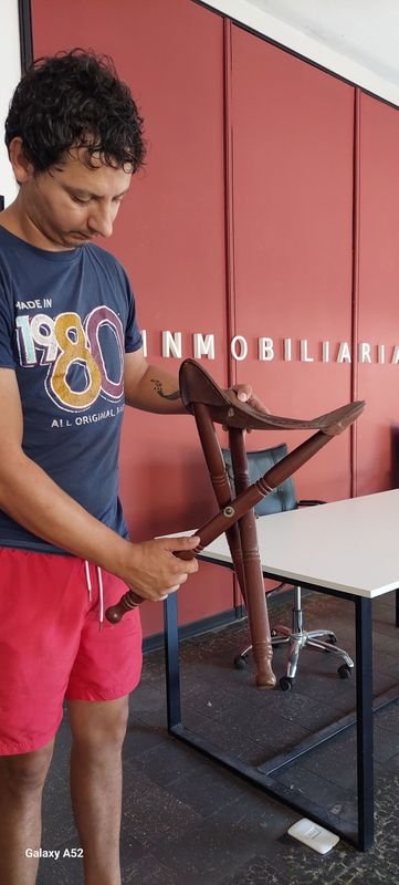 Muy linda banqueta plegable en madera y asiento en cuero repujado - imagen 6