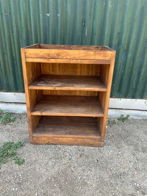 Lote anterior: Mueble con estantes de madera y metal
