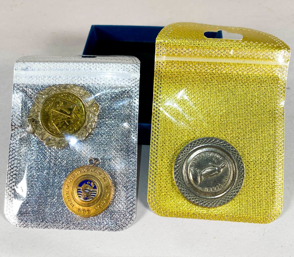 Tres Piezas: Monedas y Medalla Coleccionables