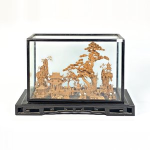 Talla en Corcho: Paisaje Chinoiserie con Base de Madera y Vitrina - imagen 2