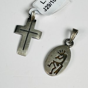Dos Dijes de Plata: Cruz y Figura Estilizada - imagen 2