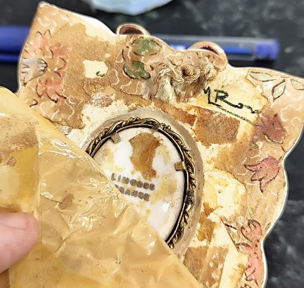 Pequeño platito ovalado en porcelana danesa, otro inglés Wedgewood y portarretratos francés con miniatura Limoges pintada a mano - imagen 7