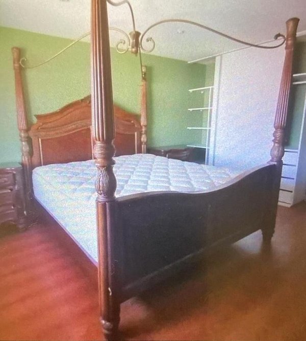 Cama King Size de Kevin Charles Furniture con Dóvel y Estilo Clásico - imagen 1