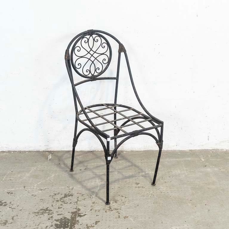 Lote siguiente: Silla de hierro con detalles de óxido y pata inclinada
