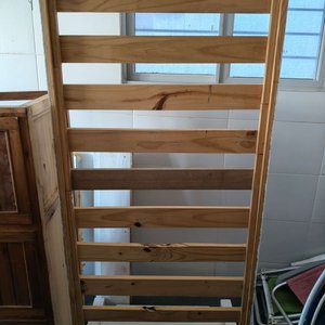 Lote siguiente: Cama de Una Plaza en Madera Pintada de Blanco