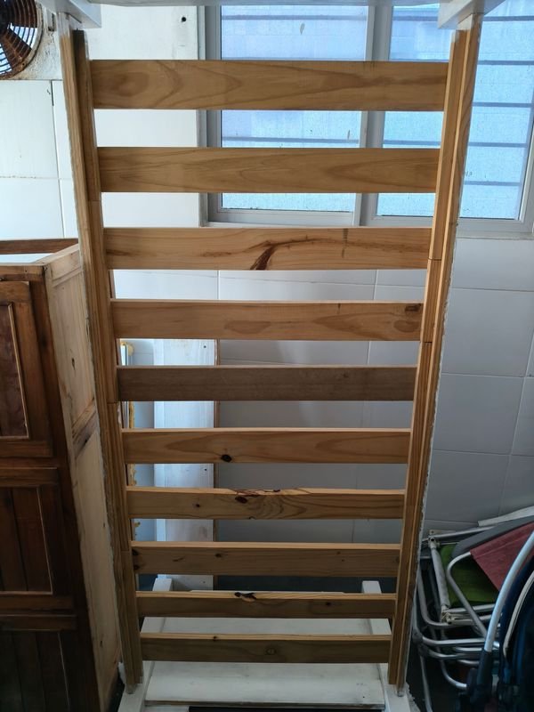 Cama de Una Plaza en Madera Pintada de Blanco