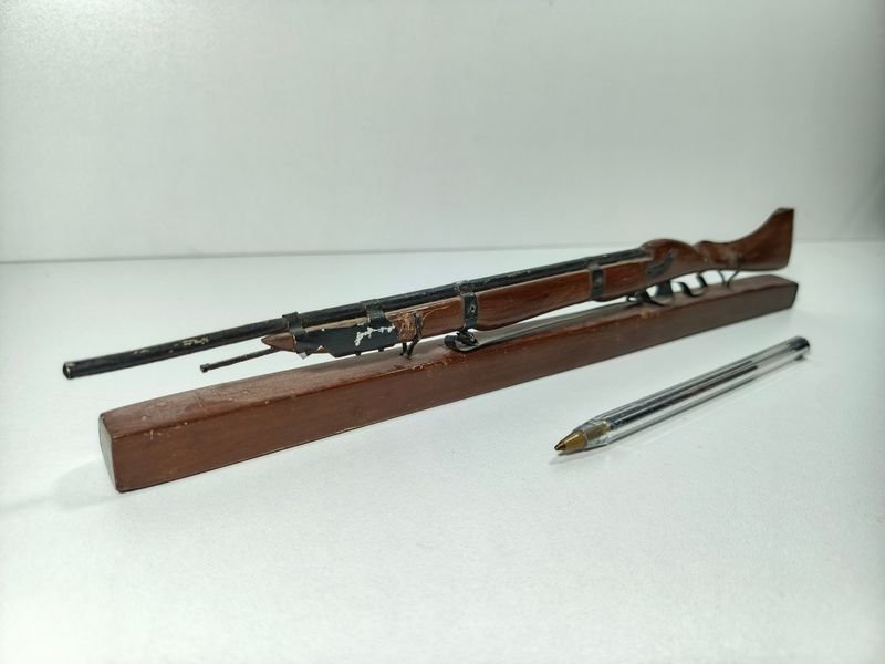 Réplica de rifle Mauser grabado CUBA en madera y metal - imagen 3