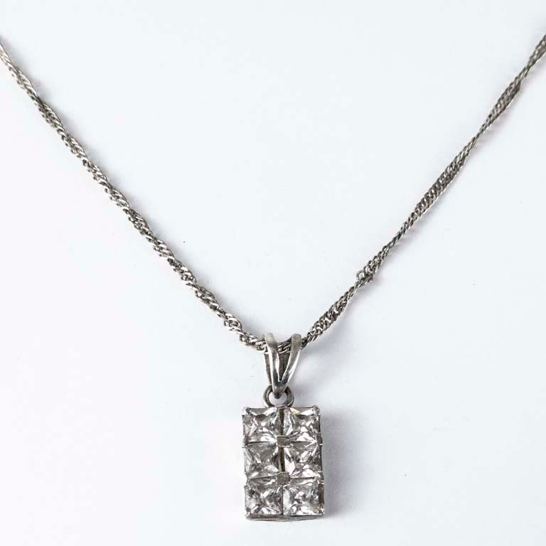 Lote siguiente: Cadena con colgante de plata y circonias - Accesorio de moda