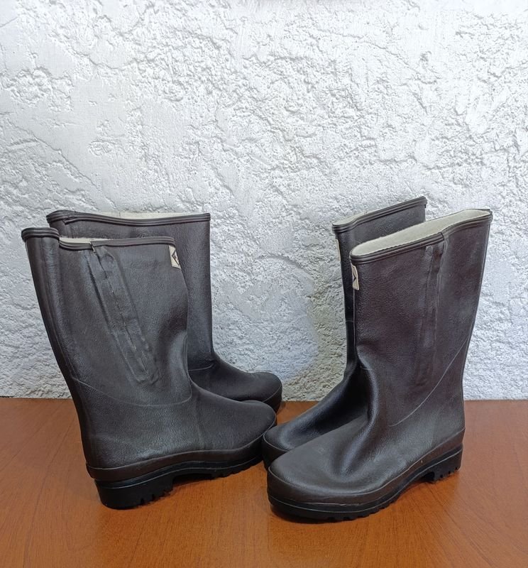 Lote siguiente: Botas de Cuero con Cierre de Correa, Talle 46, Color Marrón