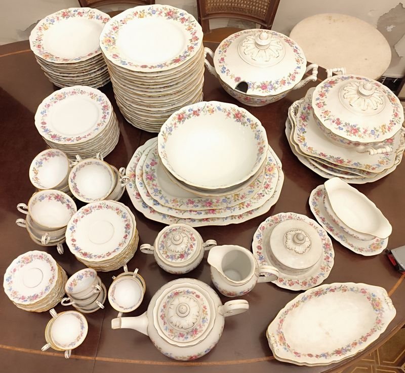 Lote anterior: Monumental set hipercompleto de 114 piezas en inmaculado estado, de lo mejor de la porcelana alemana Hutschenreuther para 12 personas, pero viene con 24 platos de mesa de 24 cms, 12 hondos de 24 cms también, 12 de postre o entrada de 19 cms, sopera, tarrina, 2 ensaladeras, 7 fuentes (3 ovaladas, 2 redondas y 2 cuadradas, de diferentes tamaños), salsera, dulcera o mantequera, 2 copetineros, lechera, azucarero, tetera, 12 tazas y platillos de café y 12 tacitas de café con sus respectivos platitos. Lo único que parecería faltar es la cafetera. A simple vista todo está inmaculado, salvo 2 de los 24 platos grandes, donde uno está restaurado y el otro presenta una mínima fisura superficial, una mínima fisura en uno de los copetineros, y un mínimo chip en el borde del azucarero. El precio es por todo el lote. NO SE ENVÍA NI SE EMBALA.