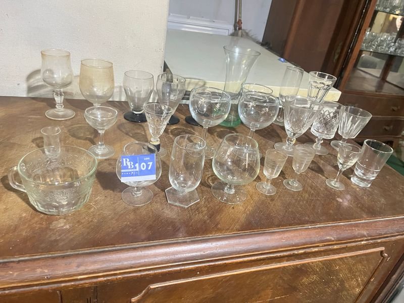 Colección de Copas de Vidrio de Diferentes Formas y Tamaños