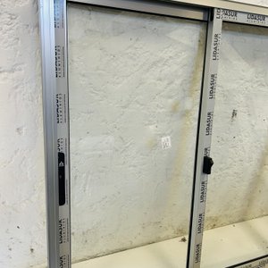 Lote #029 – Ventana de aluminio dos hojas corredizas – 130x130cm - imagen 3