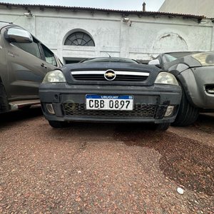 Chevrolet Montana 1.8 Pickup Negra - imagen 5