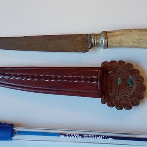 Lote siguiente: Cuchillo Antiguo Toledo con Mango de Hueso y Vaina de Cuero