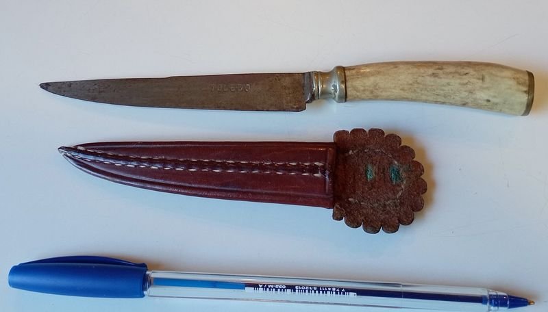 Cuchillo Antiguo Toledo con Mango de Hueso y Vaina de Cuero