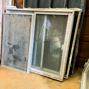 Dos ventanas aluminio y vidrio dos hojas 105 x 120 cm con detalles y material pegado - imagen 2