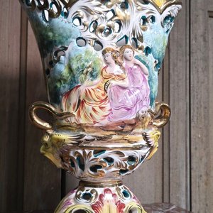 Florero Capodimonte Italiano con Figuras y Detalles Dorados - imagen 2