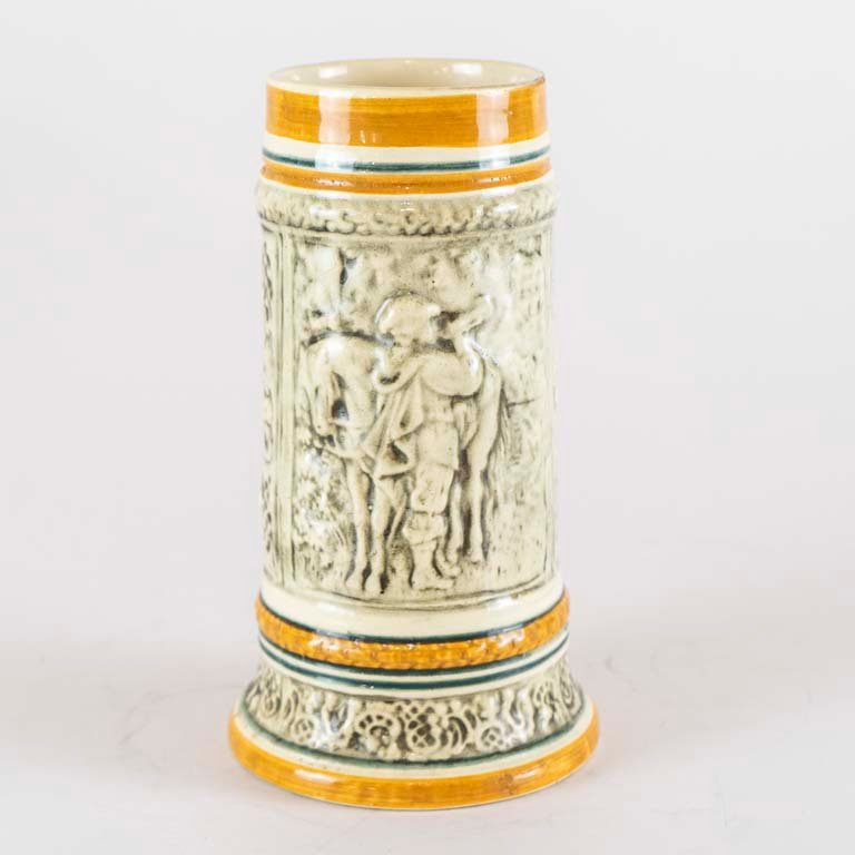 Lote anterior: Jarra de cerveza de cerámica con relieve