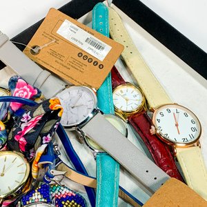 Lote de 8 Relojes de Pulsera para Dama: Mallas de Cuero Sintético, Tela Floral y Mostacillas - imagen 3