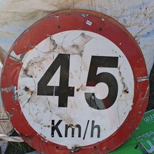 Lote siguiente: Cartel de señalización de 45 km/h, diametro 75 cm