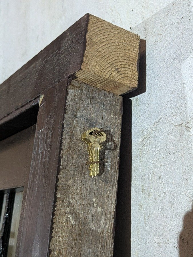 Puerta antigua de cedro con reja y marco de pinotea - imagen 7