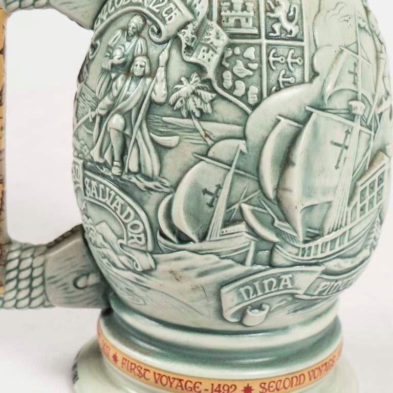 Jarra de cerveza de porcelana con relieve colonial - imagen 2