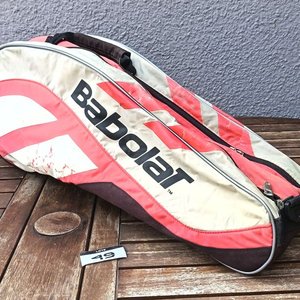 Dos bolsos o fundas para raquetas de tenis marca Babolat, de diferentes modelos y colores, con cierres; usados, con desgaste y señales de uso visibles. - imagen 9
