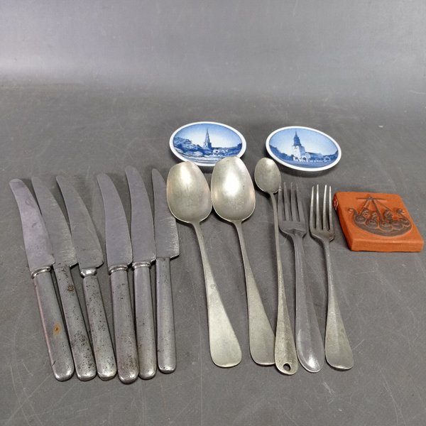 Lote de 11 cubiertos y 3 platitos decorativos - imagen 1