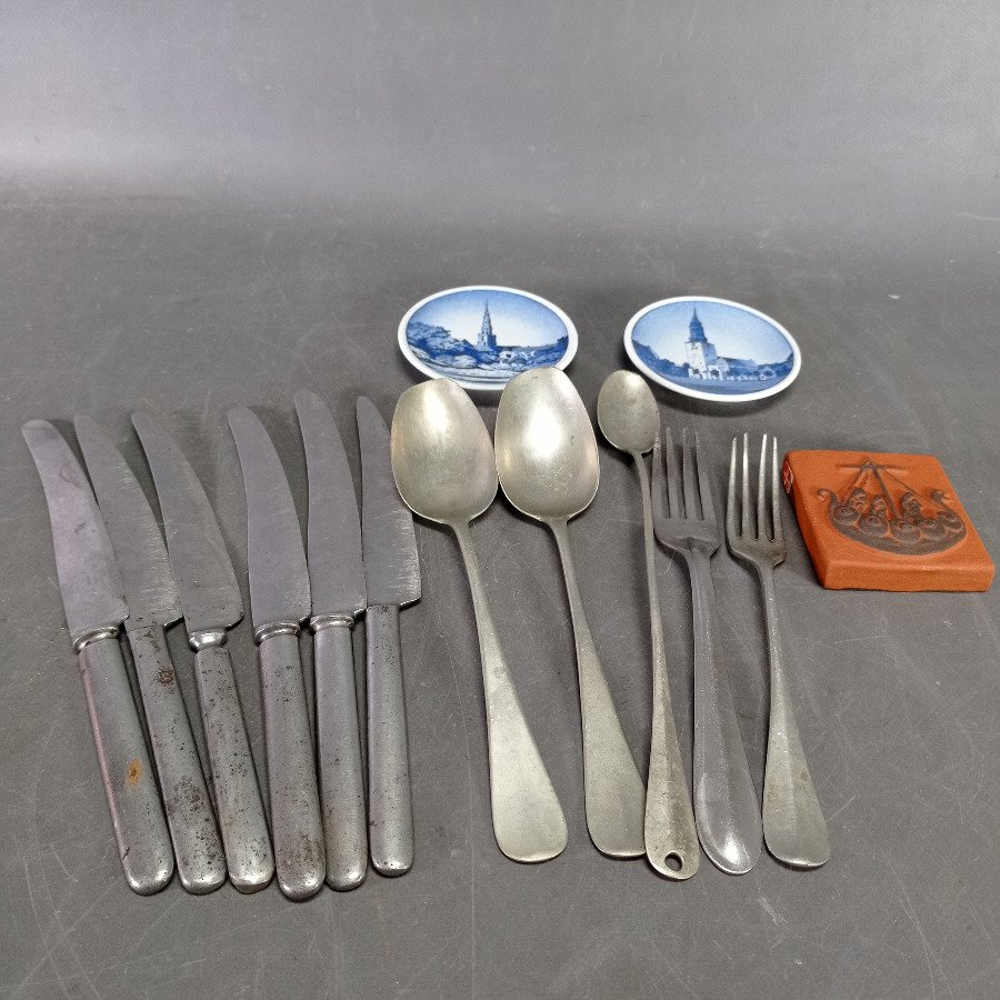 Lote de 11 cubiertos y 3 platitos decorativos