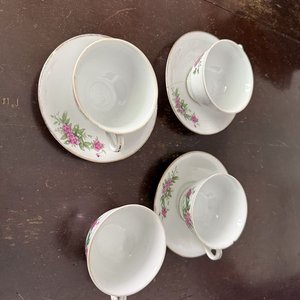 Lote anterior: Juego de Tazas y Platos de Porcelana China con Diseño Floral