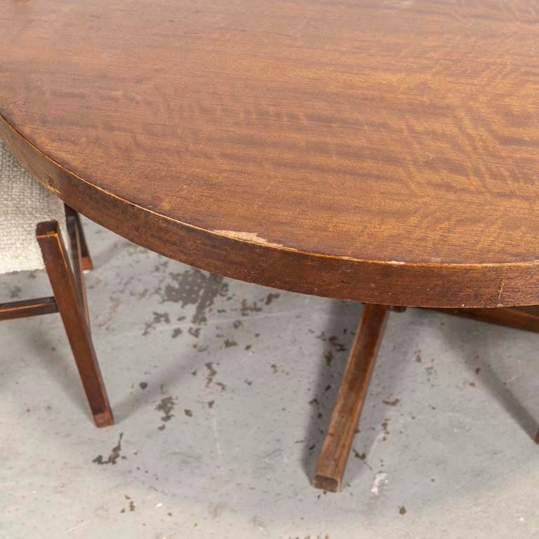 Mesa de comedor circular y cuatro sillas tapizadas - imagen 2