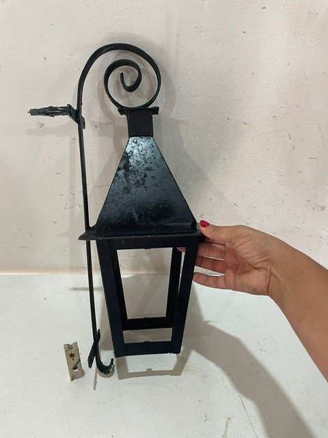 Lote siguiente: Farol de hierro sin vidrios - Lámpara antigua de hierro