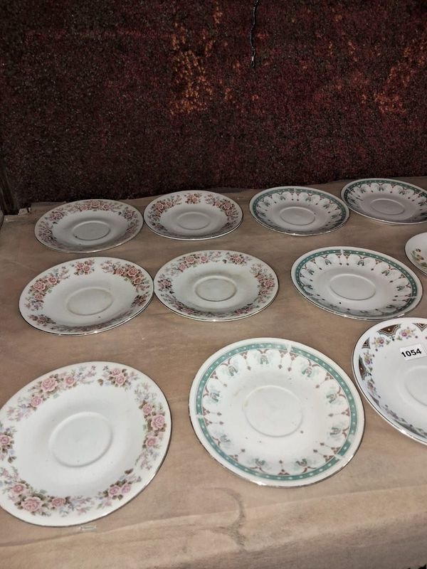 Lote siguiente: Lotes de platos de postre de cerámica con diseños florales