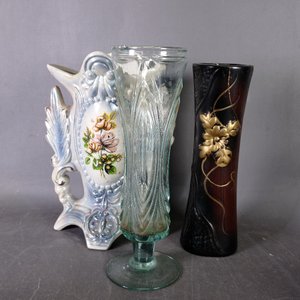 Lote de Adornos: Bombonera Azul, Floreros, Figura de Niña, Elefante y Herrajes de Bronce - imagen 5