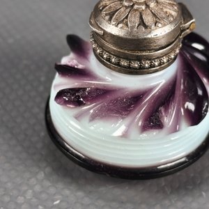 Antiguo Perfumero Francés de Viaje en Cristal Opalino con Detalles Violeta y Tapa de Plata Sellada - imagen 7