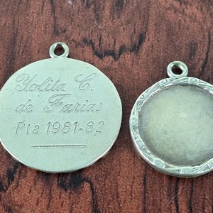 Dos Medallas Redondas de Plata con Grabados - imagen 2