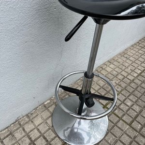 Banco de Barra o Desayunador Negro con Base de Acero y Sistema de Aire - imagen 6