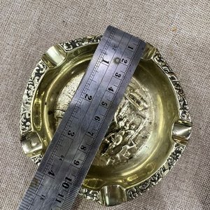 Par de Ceniceros Antiguos de Bronce con Relieve Figurativo - imagen 5