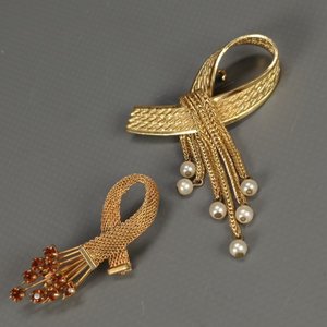 Lote siguiente: Dos Prendedores Dorados Estilo Lazo con Cadenas, Perlas y Piedras