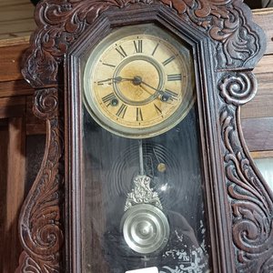 Reloj de Pared Antiguo con Péndulo y Caja Tallada - imagen 4