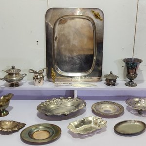 Lote siguiente: Lote de 14 piezas de metal: bandeja, salsera, cuencos y más