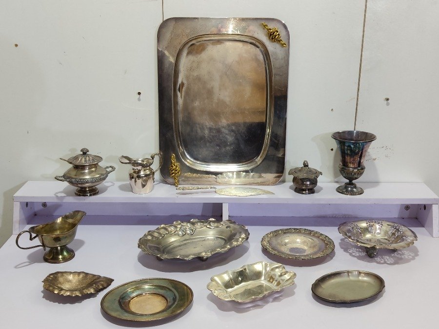 Lote de 14 piezas de metal: bandeja, salsera, cuencos y más