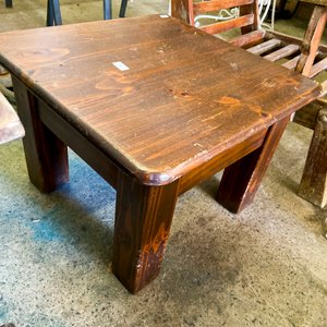 Lote siguiente: Mesa Auxiliar Baja de Madera Rústica