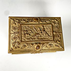 Cofre Alhajero Antiguo de Bronce Repujado con Escena de Damas - imagen 2