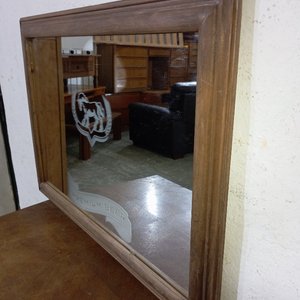 Espejo Rectangular con Marco de Madera y Grabado de Caballos y Herradura - imagen 3